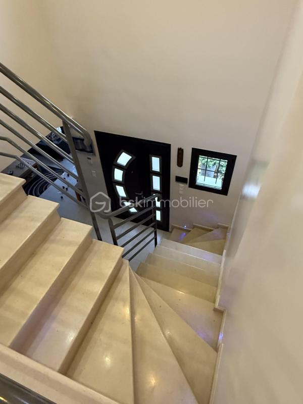 Maison - 210 m² - 9 pièces