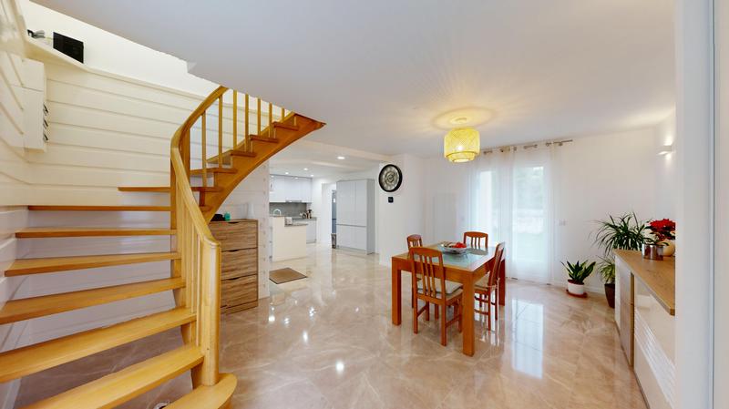 Maison - 93 m² - 4 pièces