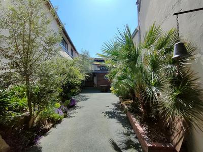 Maison - 373 m² - 20 pièces