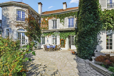 Propriété - 230 m² - 9 pièces