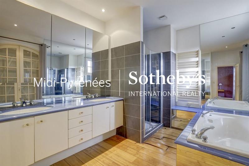 Maison - 270 m² - 10 pièces