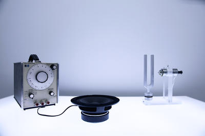 Frequencies (a / friction) par Nicolas Bernier