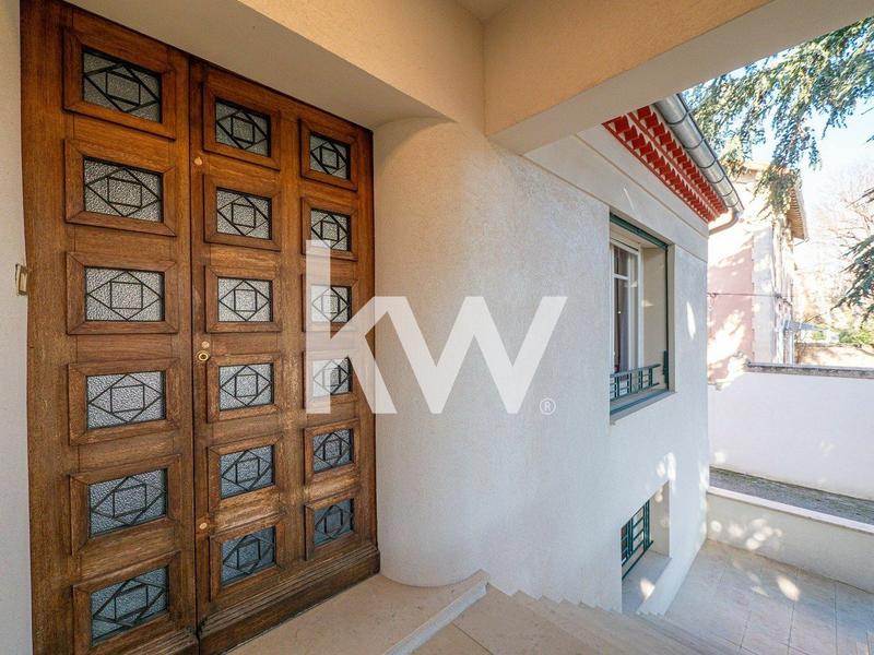 Maison - 400 m² - 12 pièces