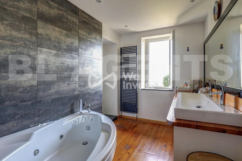 Maison - 333 m² - 10 pièces