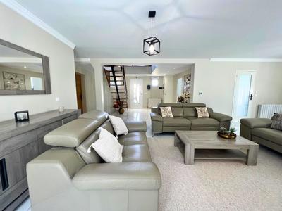 Maison - 220 m² - 8 pièces