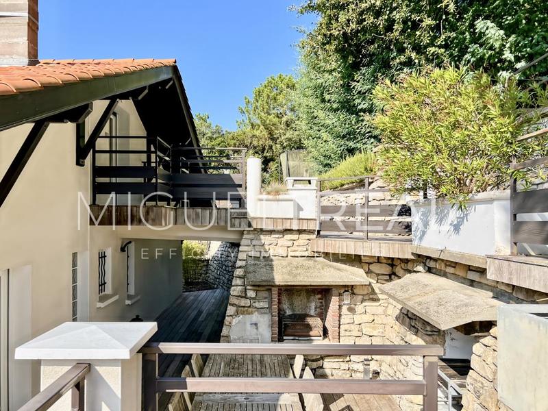 Maison - 214 m² - 8 pièces