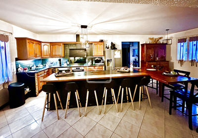 Maison - 281 m² - 9 pièces