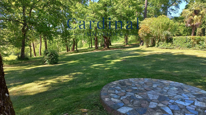 Maison - 220 m² - 13 pièces