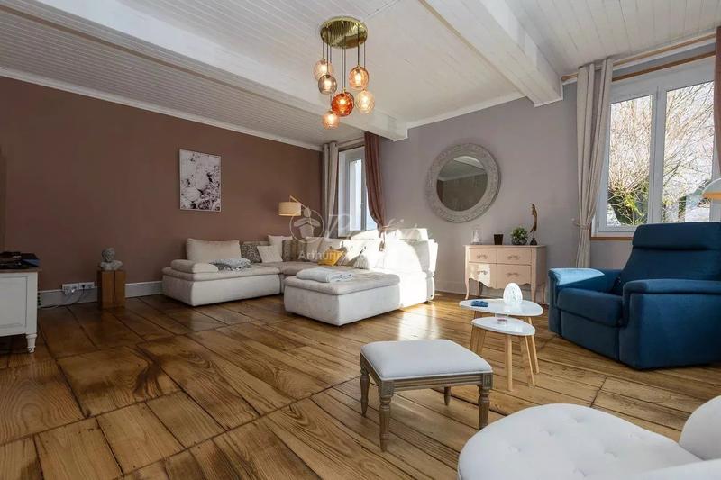 Maison - 222 m² - 7 pièces