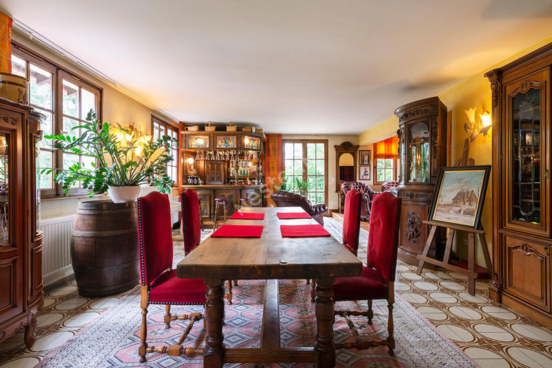 Maison - 720 m² - 12 pièces