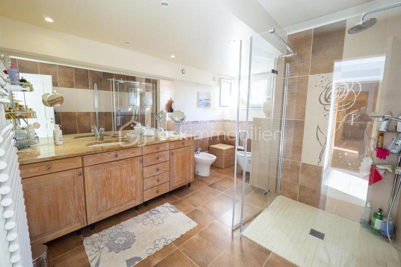 Villa - 200 m² - 6 pièces