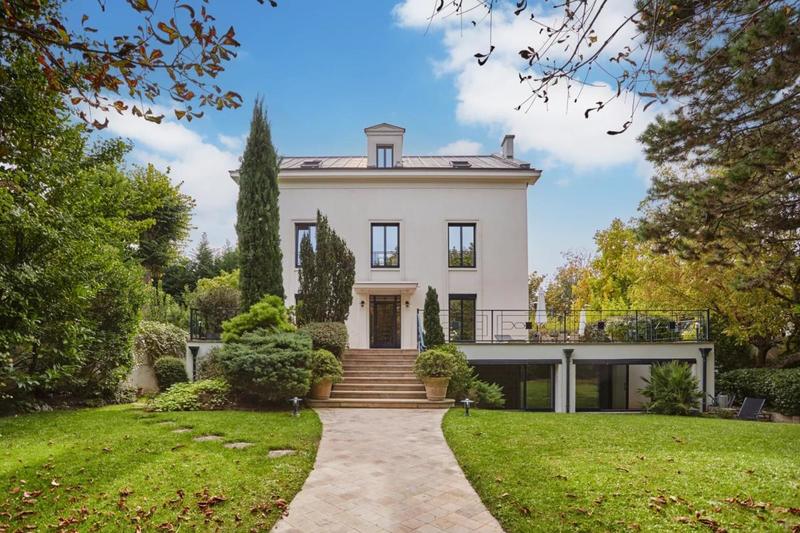 Maison - 400 m² - 10 pièces