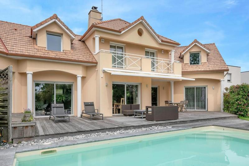 Villa - 233 m² - 12 pièces