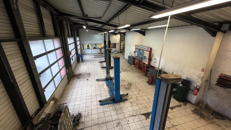 Local d'activités - 1 208 m² - 8 pièces