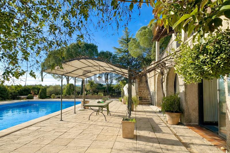 Propriété - 300 m² - 11 pièces