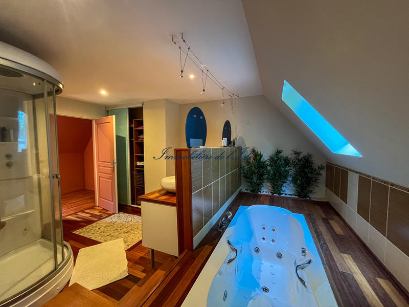 Maison - 241 m² - 8 pièces