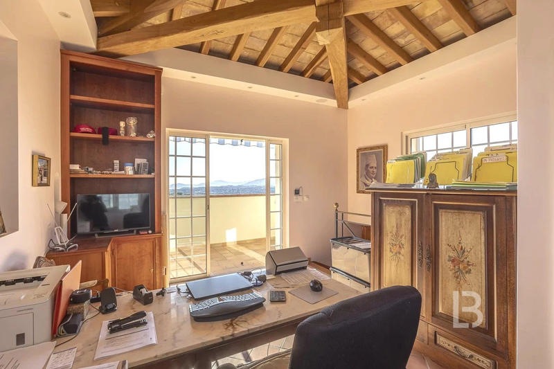 Maison - 390 m² - 12 pièces