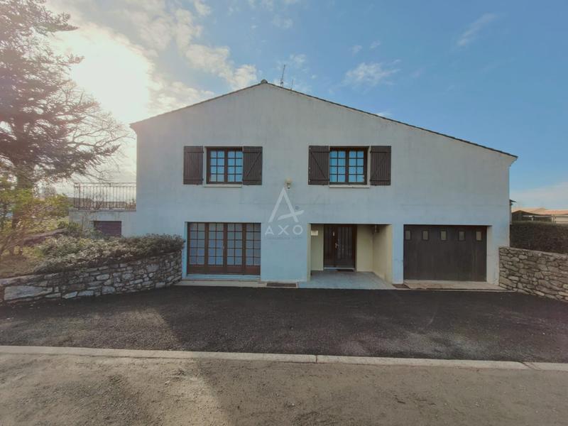 Maison - 234 m² - 8 pièces