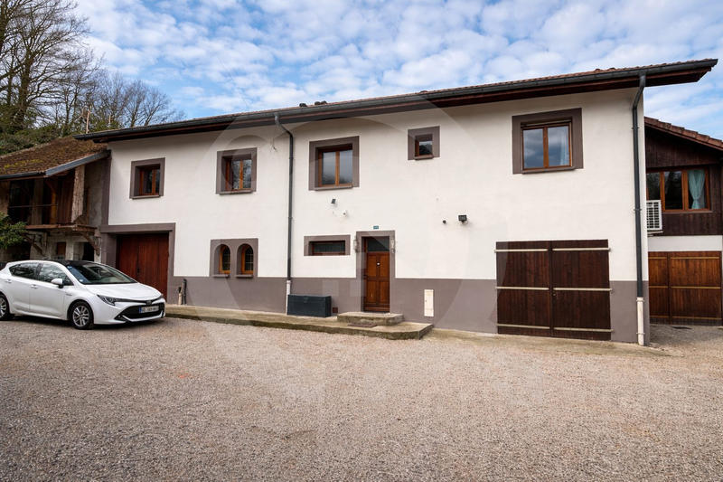 Maison - 275 m² - 8 pièces