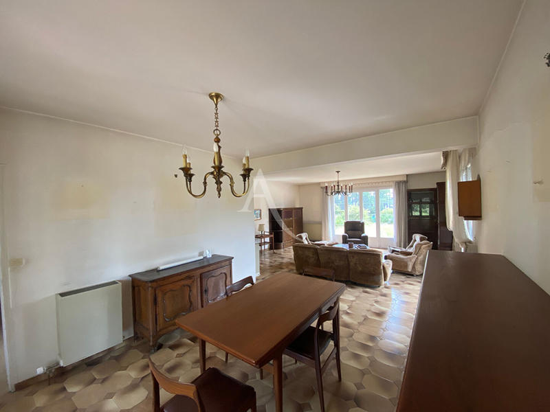 Maison - 260 m² - 9 pièces