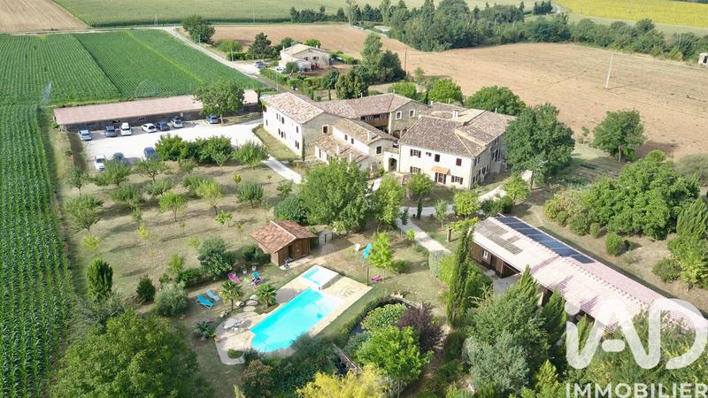 Maison - 1 200 m² - 37 pièces