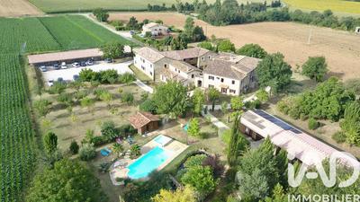 Maison - 1 200 m² - 37 pièces