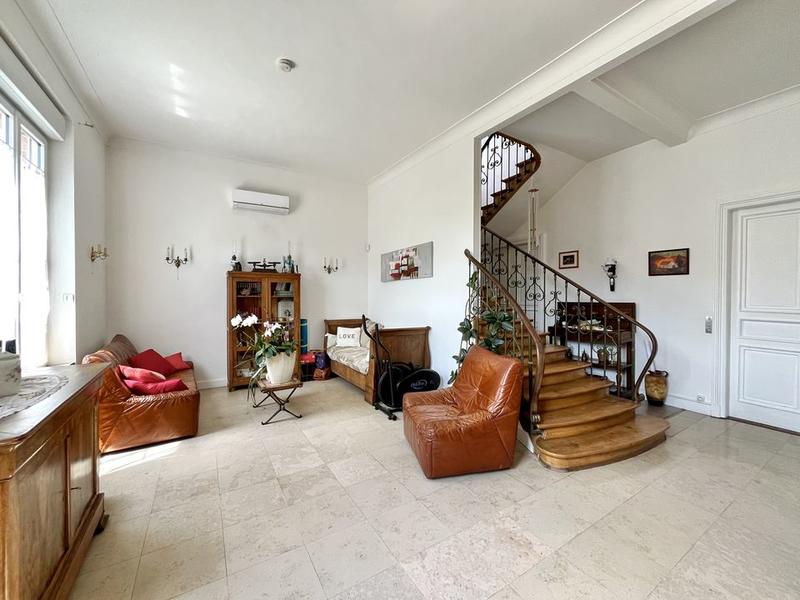 Maison de maîtres - 267 m² - 11 pièces