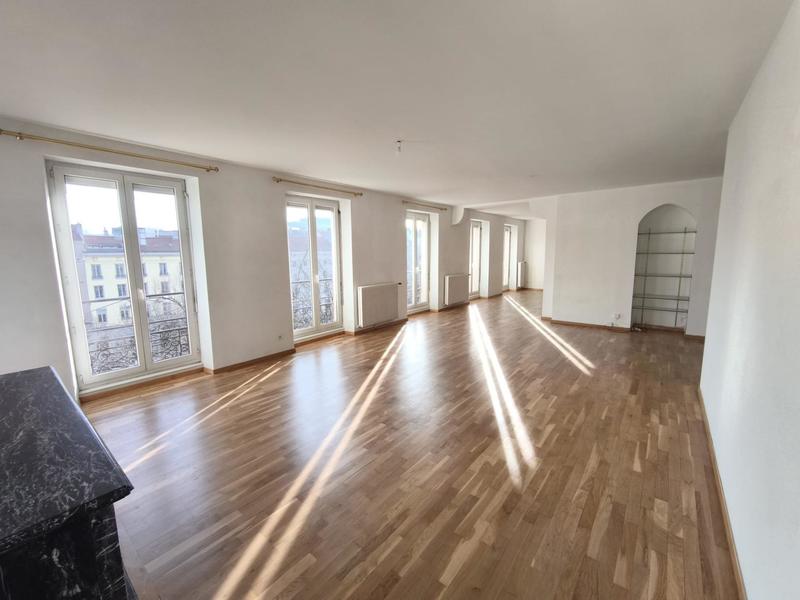 Appartement - 200 m² - 7 pièces