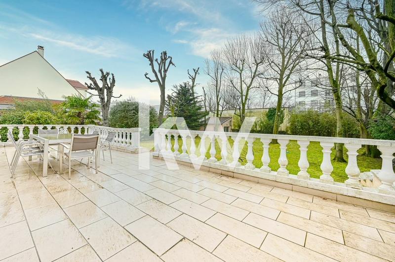 Maison - 230 m² - 8 pièces