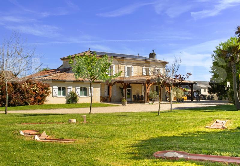 Propriété - 341 m² - 12 pièces