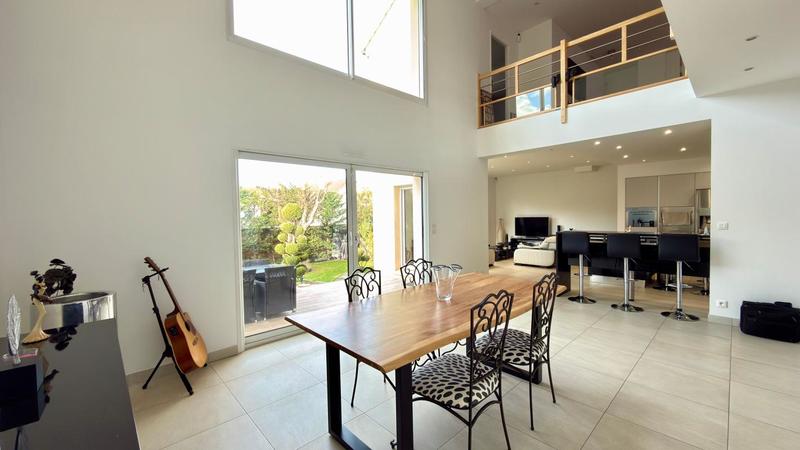 Maison - 261 m² - 6 pièces