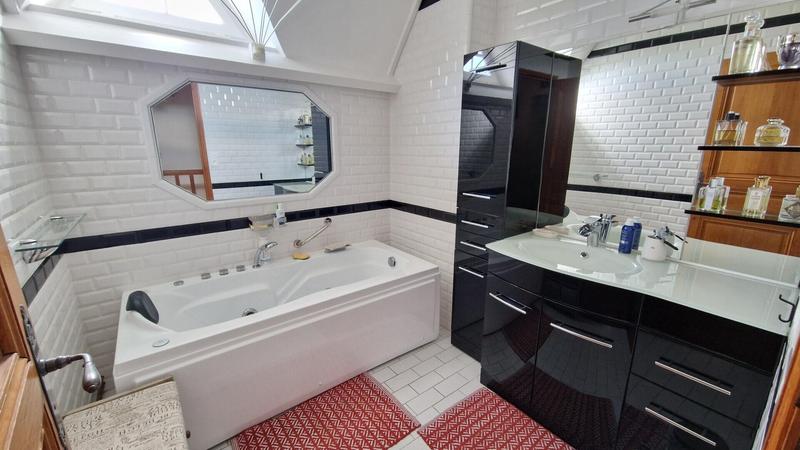 Maison - 209 m² - 7 pièces