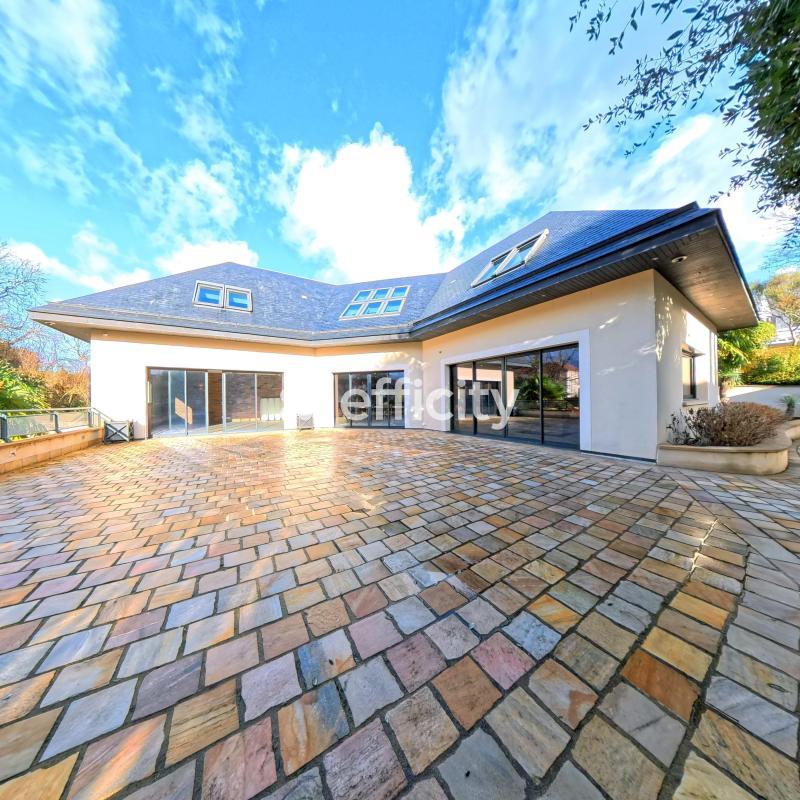 Maison - 335 m² - 9 pièces