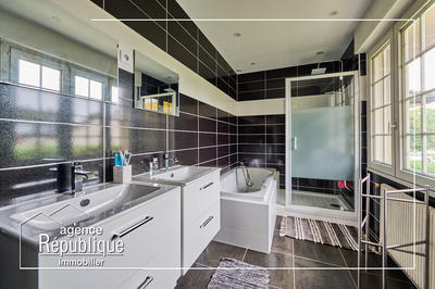 Maison - 220 m² - 6 pièces