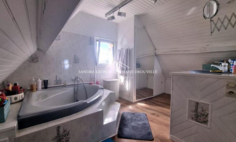 Maison - 166 m² - 7 pièces