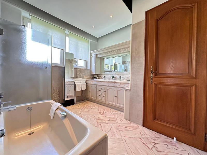 Maison - 380 m² - 11 pièces