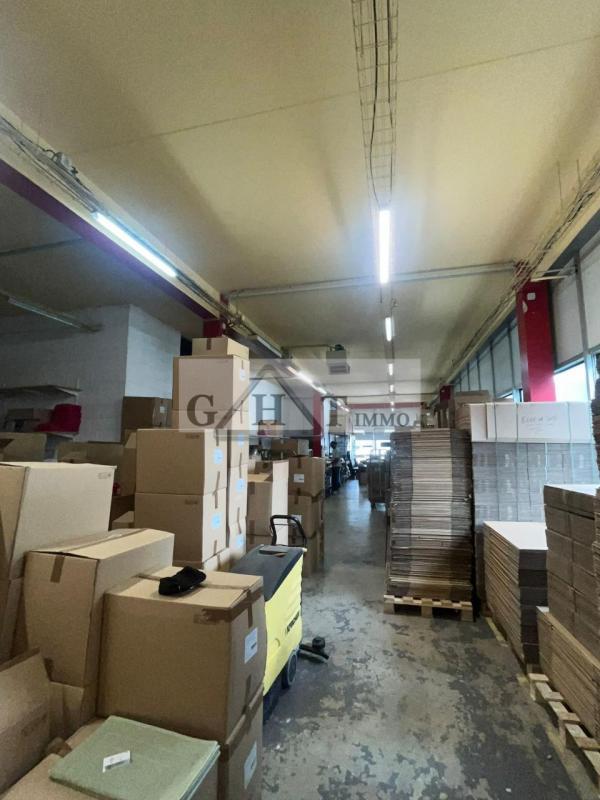 Entrepôt - 698 m²