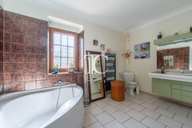 Maison - 210 m² - 7 pièces