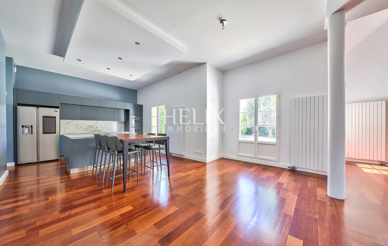 Maison - 240 m² - 8 pièces