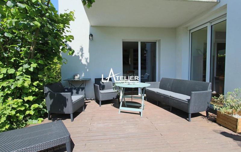 Maison - 225 m² - 9 pièces