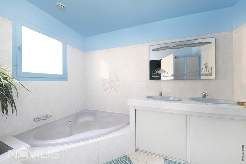 Maison - 215 m² - 9 pièces