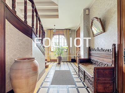 Maison - 235 m² - 10 pièces