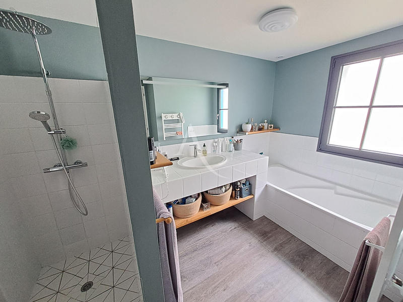 Maison - 223 m² - 7 pièces