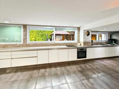 Maison - 230 m² - 6 pièces