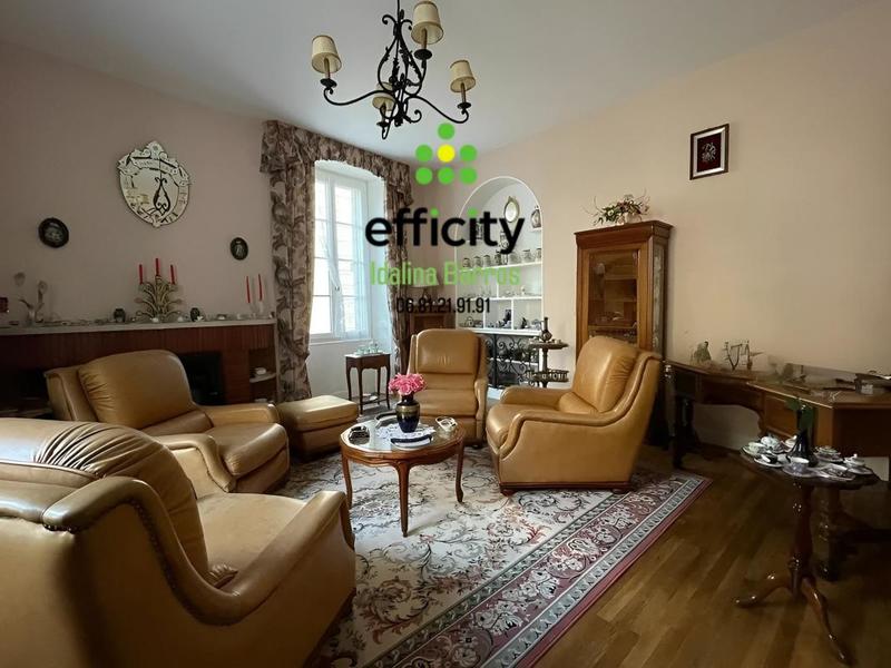 Maison - 220 m² - 6 pièces