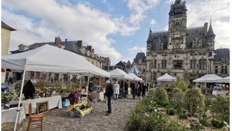 Marché mensuel d’antiquités de compiègne