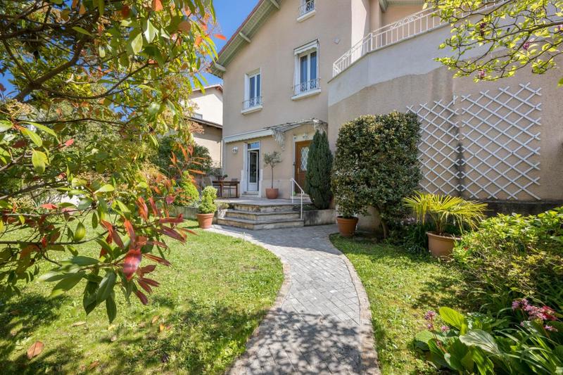 Maison - 245 m² - 7 pièces