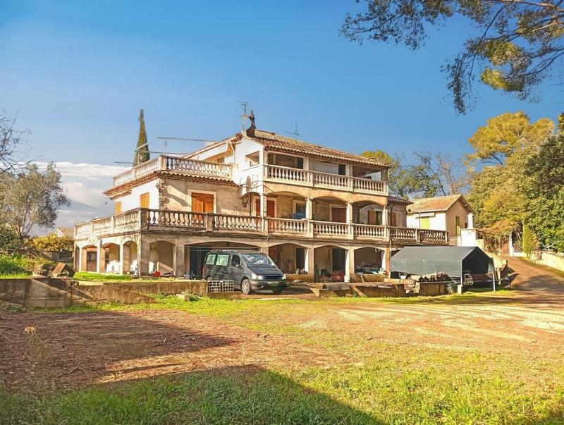 Villa - 247 m² - 9 pièces