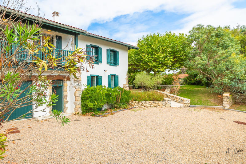 Maison - 240 m² - 8 pièces