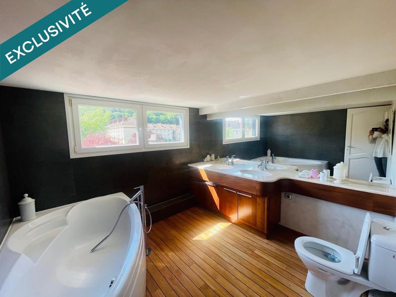 Maison - 219 m² - 9 pièces